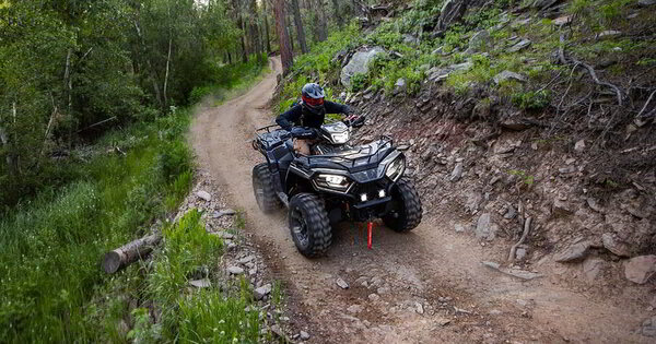 <b>Automaattinen 100% neliveto</b><br>Polaris On-Demand All-Wheel Drive tarjoaa välittömän tehon, kun havaitaan pieninkin pyörän luistaminen.